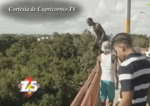 VÍDEO Jóvenes se tiran de puente de Los Minas sobre río Ozama El