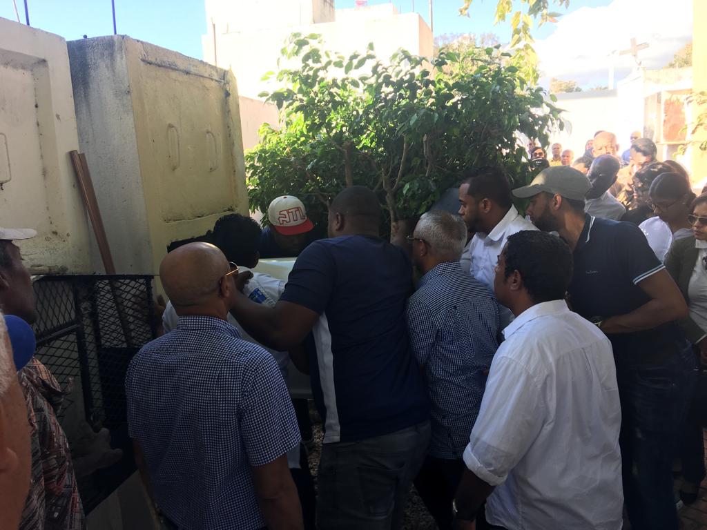 En Medio De Llanto Sepultan Restos Profesor Don Arturo D'león, En San ...