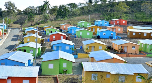 Manos solidarias se unen y construyen 100 casas para familias pobres ...
