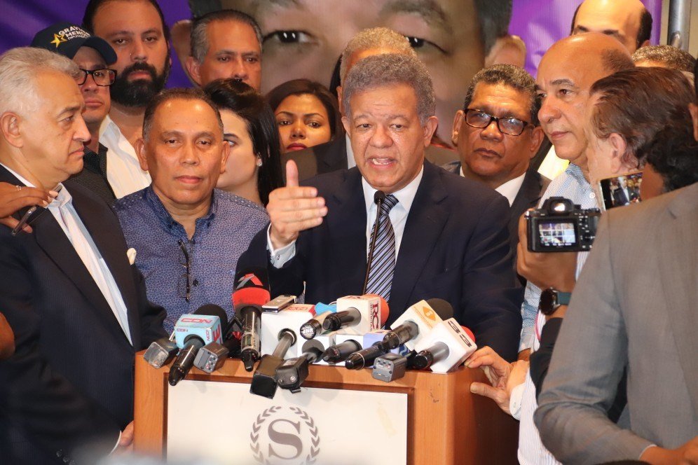 El dilema de Leonel aceptar resultados primarias o salida voluntaria