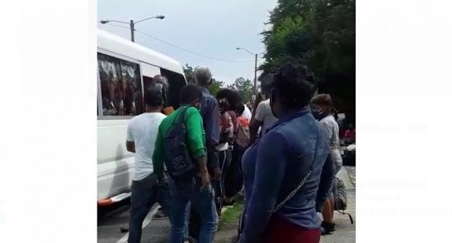 VÍdeo Detienen “guagua” De Azua Por Sobrecarga De Pasajeros El Granero Del Sur 4819