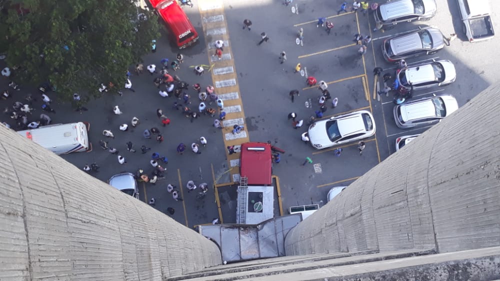 Hombre Se Lanza De Piso De Edificio Des Oficina Gubernamental El Huacal El Granero Del Sur