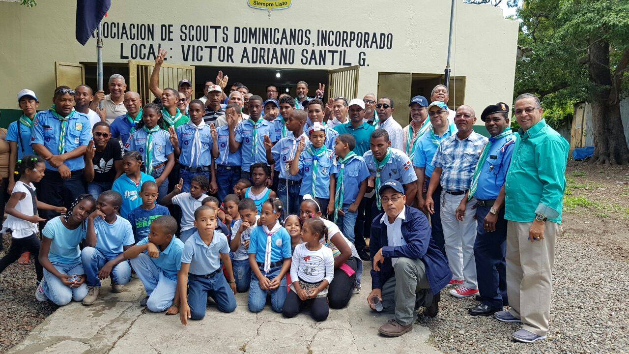 Scouts de San Juan, padres y asesores frente al local de la entidad en San Juan de la Maguana (foto del año 2017)