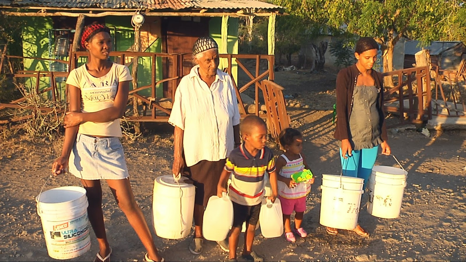Residentes de Los Cerros en San Juan languidecen por falta de agua ...