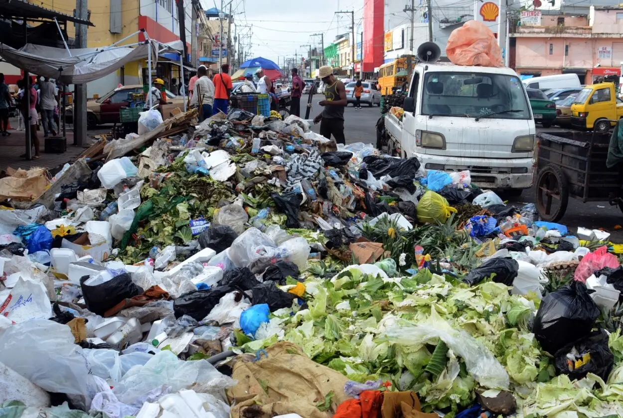 Las calles de la capital dominicana están llenas de basura – El Granero ...