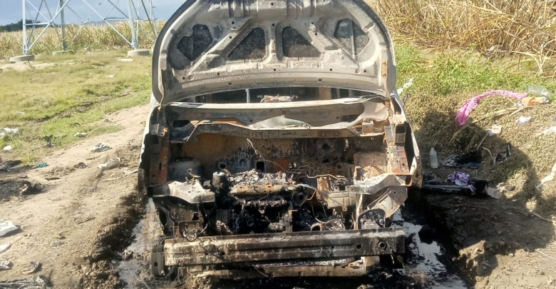 Sujetos con ropas del Dicrim queman vehículo y maltratan familia