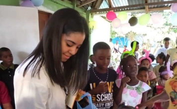 Periodista Sandy Familia y la Dra. Bernis De los Santos llevan alegría a niños de Sabana Cruz de Bánica