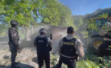 DNCD desmantela punto de drogas y derriba con retroexcavadora vivienda utilizada para el microtráfico en Guayabal