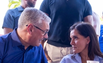 ¡Juntos de nuevo! Gonzalo Castillo y embajadora Leah Campos coinciden en Baní