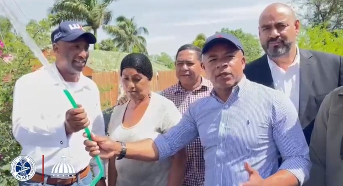Carlos Morillo (Chijo) instala agua potable en Las Matas de Farfán San Juan