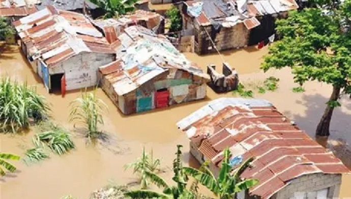 Crecida de río Ozama dejó 67 casas tapadas barrio El Tamarindo SDE