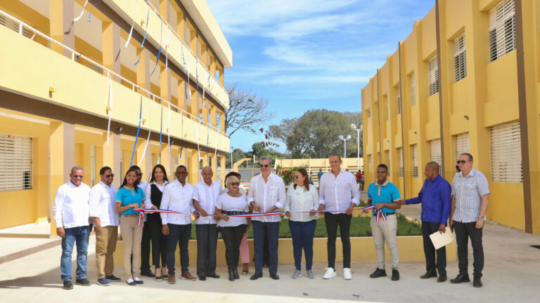 Abinader entrega liceo Ana Cristina Farías Méndez en San Juan de la Maguana