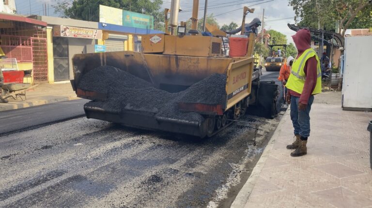 Nidio Encarnación candidato a senador gestiona asfalto para el corbano Sur en San Juan