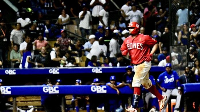 Gary Sánchez disparó jonrón de dos carreras en el séptimo episodio en el triunfo 7-6 de los Leones del Escogido sobre los Tigres del Licey la noche del martes 26 de noviembre de 2024. Con el triunfo, el Escogido se mantiene en la cima de las posiciones Lidom. (LEONES DEL ESCOGIDO)